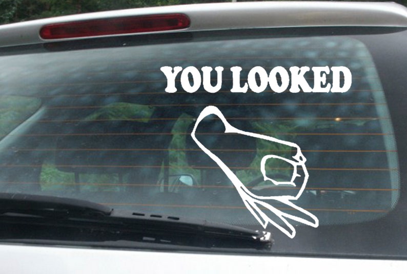 Puede incluir: Calcoman&iacute;a de vinilo blanco para coche con el texto "YOU LOOKED" encima de un gesto con la mano que forma un c&iacute;rculo con el dedo &iacute;ndice y el pulgar, con los otros dedos extendidos.