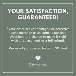 以下が含まれることがあります： セージグリーンの正方形の画像に、白い文字で「YOUR SATISFACTION, GUARANTEED!」と書かれています。注文が破損または欠陥状態で届いた場合は、すぐにご連絡ください。交換または全額返金いたします。30日間保証いたします。下部には白いハートのアイコンと「EnchantedMemory GIFTS CRAFTED WITH LOVE」というテキストが表示されています。