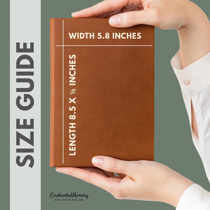 以下が含まれることがあります： 滑らかな表紙の長方形の茶色のノート。表紙には「SIZE GUIDE」、「WIDTH 5.8 INCHES」、「LENGTH 8.5 X 5/8 INCHES」という文字が記されています。ノートは垂直に保持されており、無地の背景に対してその寸法が明確に表示されています。