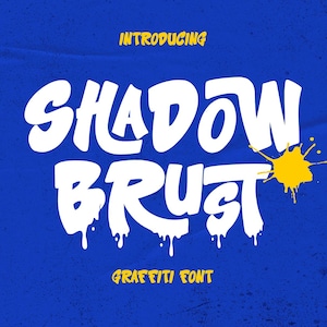 Pode incluir: Apresentação da fonte de graffiti Shadow Brust, uma fonte ousada e estilizada com um efeito de gotejamento. A fonte está escrita em branco sobre um fundo azul com um respingo de tinta amarela.
