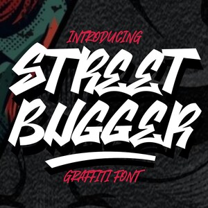 Può includere: Presentazione del font graffiti Street Buggsr, un design di font audace e stilizzato in bianco su sfondo nero. Il font è visualizzato in uno stile graffiti con un sottolineatura bianca.