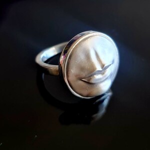 Handmade minimalist lips ring - 925 sterling silver - women's sizes - sleek and modern design - handmade with care - sleek and modern design