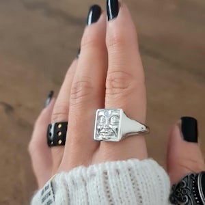 Handgemachter Silberring mit quadratischem Gesicht: Minimalistisches Design