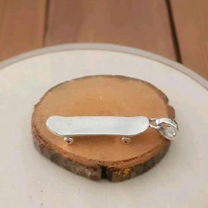 Handgemaakte sterlingzilveren skateboardhanger: cadeau voor skater