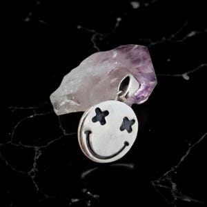 Colgante de carita sonriente de plata de ley hecho a mano - Joyería minimalista