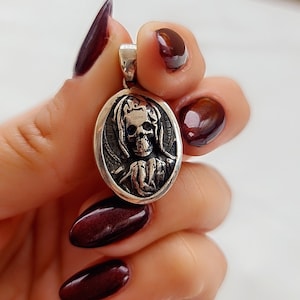 La Santa Muerte Pendant – Oval Sterling Silver Grim Reaper Necklace – Mexican Folk Saint Jewelry – Spiritual Amulet – &quot;amuleto de plata&quot;