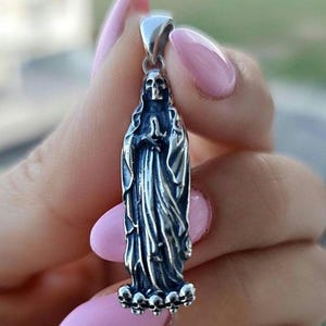 Colgante de Santa Muerte hecho a mano – Collar de parca de plata de ley 925 – Gótico atrevido para rebeldes e iconoclastas &quot;protección colgante&quot;