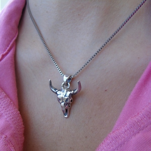 Buffalo Skull Carved Sterling Silber Anhänger - Stierkopf Charme - Perfektes Geschenk für Western Enthusiasten - Exquisite Schmuck