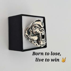 Anel de porco de guerra em prata 925: Joia gótica de rockstar, robusta e resistente.