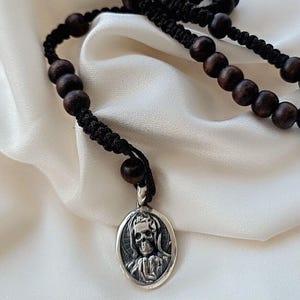 Pendentif en argent La Santa Muerte - Collier La Faucheuse ovale en argent sterling - Bijoux folkloriques mexicains de Saint - Amulette spirituelle - Santa Muerte