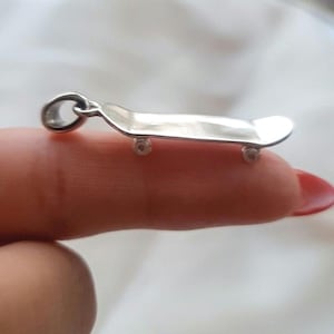Pendentif plaisir du skateur fait main - Superbe breloque skateboard en argent sterling 925 Pendentif pendentif skateboard, cadeau pour skateur