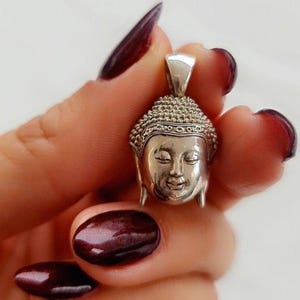 Colgante de cabeza de Buda hecho a mano: impresionante collar de plata perfecto para los amantes del yoga y aquellos que buscan el equilibrio espiritual. Joyas de yoga
