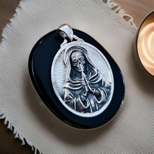 925 Silver Santa Muerte  PRAYING Pendant- solid & sturdy Symbol of Belief  Protection -Holy Death statement  15 gr  Bold 3D &quot;joyería gótica&quot;
