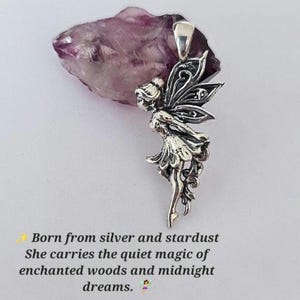 Puede incluir: Colgante de plata con forma de hada con alas detalladas, sobre un cristal morado. El colgante tiene una anilla para una cadena. El texto de la imagen dice: "Nacida de plata y polvo de estrellas. Ella lleva la magia silenciosa de los bosques encantados y los sueños de medianoche."