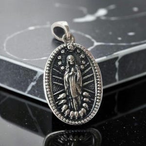 Ciondolo La Santa Muerte in argento 925 fatto a mano: gioielli con teschio gotico
