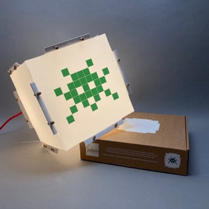 Lampada da tavolo Green Space Invader. Kit di illuminazione pixel art facile da montare. Lampada da tavolo o a sospensione in stile street art. Regalo di compleanno per adolescenti.