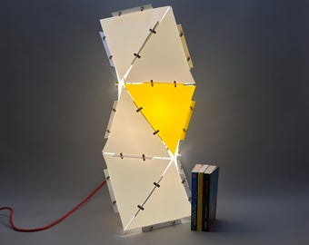 Columna de luz de color. Elegancia minimalista del diseño japonés. Iluminación versátil y ecológica: lámpara de mesa o lámpara colgante.