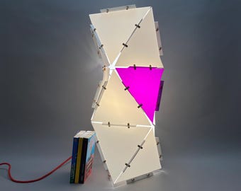 Columna de luz de color. Elegancia minimalista del diseño japonés. Iluminación versátil y ecológica: lámpara de mesa o lámpara colgante.