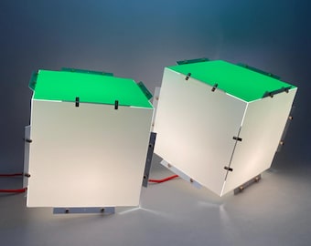Par de cubos de luz de colores de diseño ecológico que combinan diseño minimalista y durabilidad. Se pueden usar como lámpara de mesa o colgante.