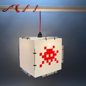 Lampada a sospensione rossa Space Invader. Kit di illuminazione pixel art facile da montare. Lampada a sospensione o da terra in stile street art. Regalo di compleanno per adolescenti.