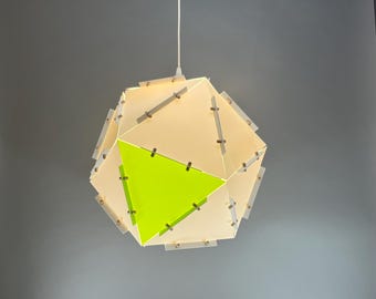 Lámpara colgante colorida. Diseño escandinavo. Hermosa luz ambiental colorida. Pantalla moderna para lámpara colgante. Iluminación ecológica.