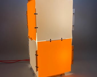 Columna de luz geométrica de color, convertible en lámpara de mesa o lámpara colgante. Elegancia minimalista del diseño japonés.