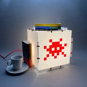 Lampada da tavolo rossa Space Invader. Kit di illuminazione pixel art facile da montare. Lampada da tavolo o a sospensione in stile street art. Regalo di compleanno per adolescenti.