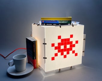 Lámpara de mesa Space Invader. Luminaria de arte urbano multiusos que puede colocarse sobre una superficie o colgarse. Diseño minimalista. Hermosa iluminación ambiental.