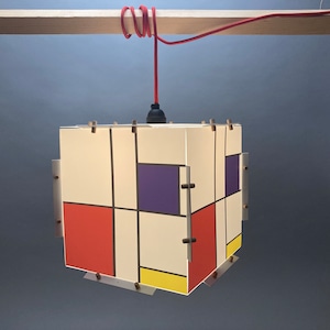 Lampa wisząca nawiązująca do Pieta Mondriana. Design Bauhaus. Wielofunkcyjna lampa dekoracyjna, może służyć jako lampa wisząca lub stołowa. Tworzy piękne oświetlenie nastrojowe.