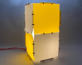 Columna de luz geométrica de color, convertible en lámpara de mesa o lámpara colgante. Elegancia minimalista del diseño japonés.