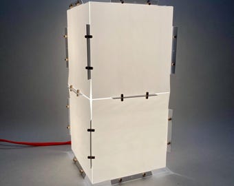 Columna de luz geométrica convertible en lámpara de mesa o lámpara colgante. Elegancia minimalista del diseño japonés.