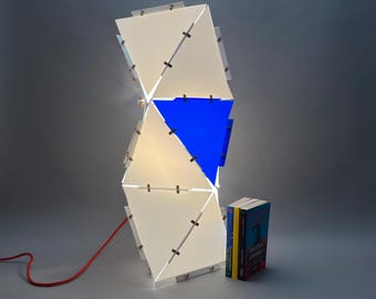 Columna de luz de color. Elegancia minimalista del diseño japonés. Iluminación versátil y ecológica: lámpara de mesa o lámpara colgante.