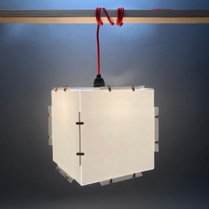 Lampada a sospensione dal design scandinavo. Lampada in stile origami facile da montare. Lampada ecologica multiuso, da appendere o appoggiare. Illuminazione zen.