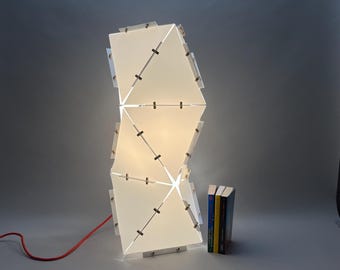 Columna de luz. Elegancia minimalista del diseño japonés. Iluminación versátil y ecológica: lámpara de mesa o lámpara colgante.