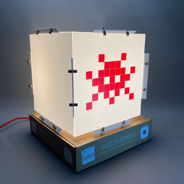 Luminaire Space Invaders rouge. Lampe geek à poser. Luminaire Pixel Art. Lampe Street Art. Lampe chambre ado. Cadeau anniversaire pour ado.