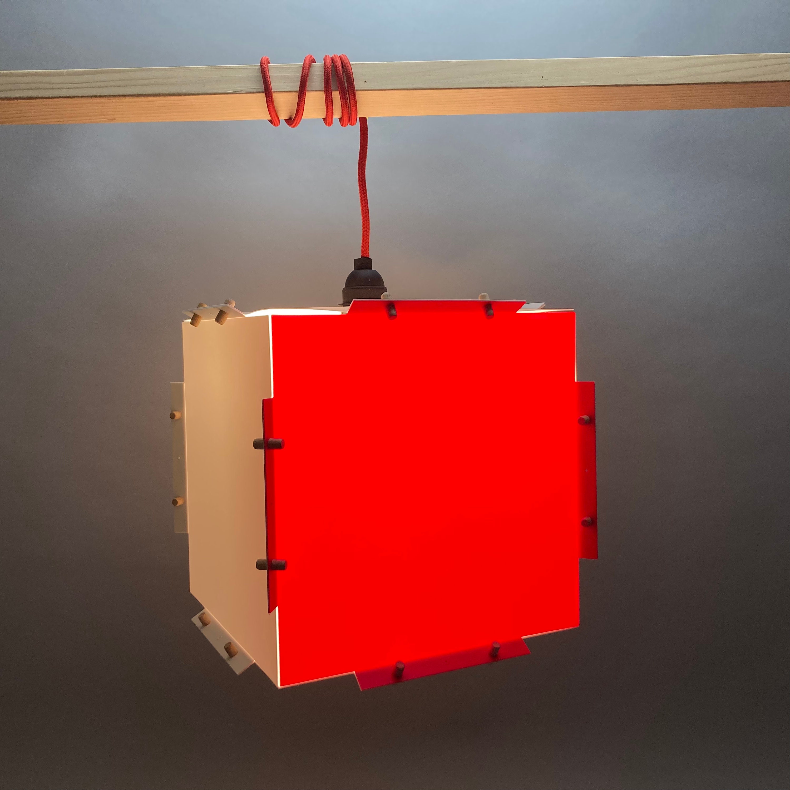 lampe couleur style origami facile à monter suspendre ou poser. cube lumineux rouge et blanc. luminaire design minimaliste incassable.