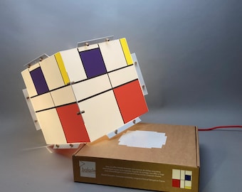 Lámpara de mesa en homenaje a Piet Mondrian. Diseño Bauhaus. Luminaria decorativa multiusos que puede colocarse sobre una superficie o colgarse. Proporciona una hermosa iluminación ambiental.