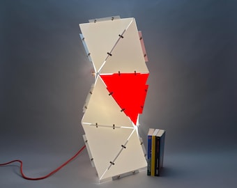 Columna de luz de color. Elegancia minimalista del diseño japonés. Iluminación versátil y ecológica: lámpara de mesa o lámpara colgante.