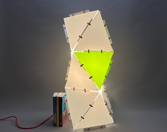 Columna de luz de color. Elegancia minimalista del diseño japonés. Iluminación versátil y ecológica: lámpara de mesa o lámpara colgante.