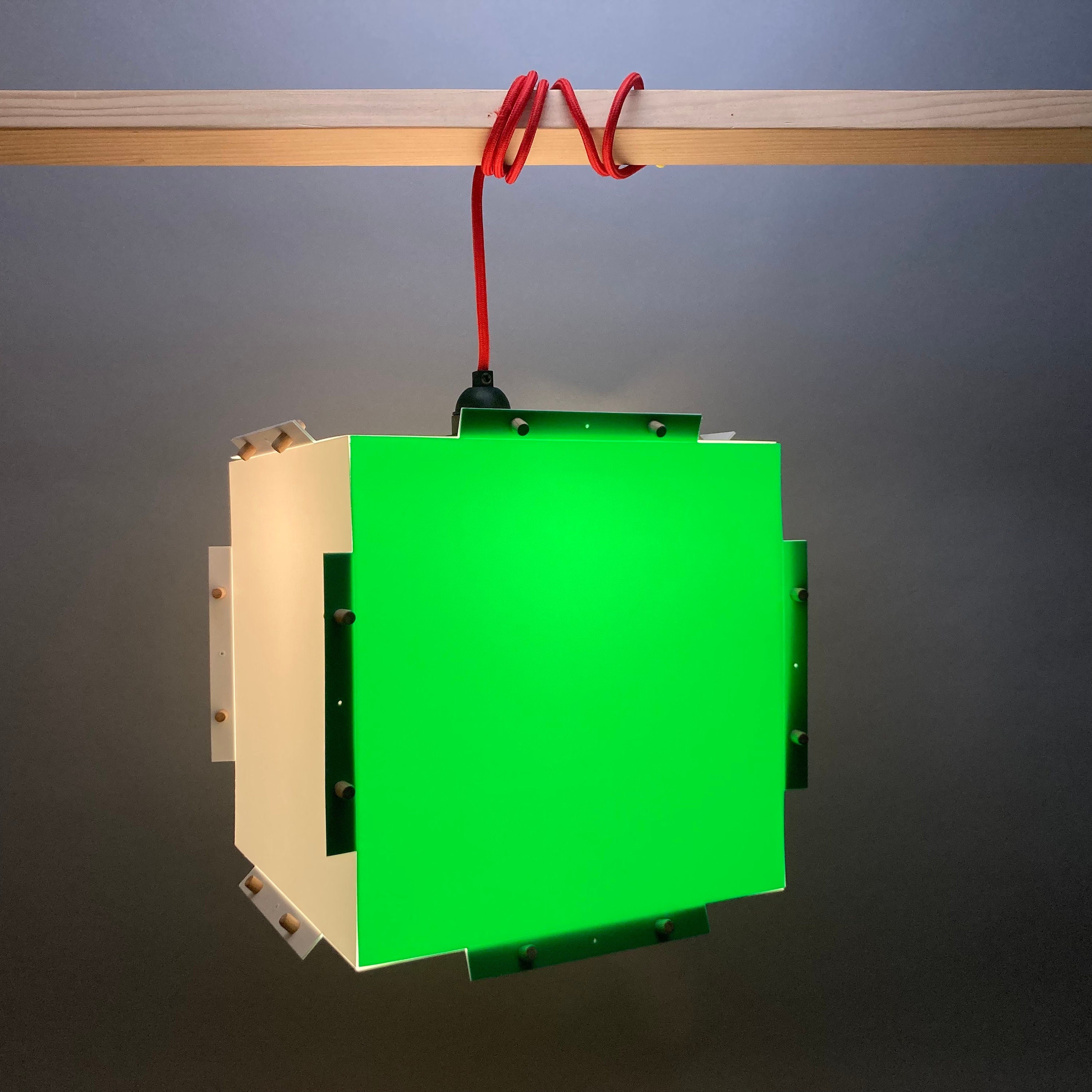 lampe couleur style origami facile à monter suspendre ou poser. cube lumineux vert et blanc. luminaire design minimaliste incassable.