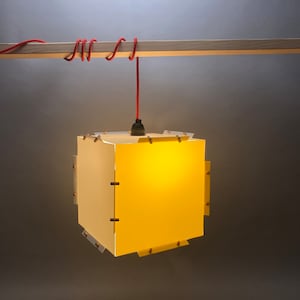 Lampada a sospensione colorata dal design scandinavo. Lampada pop in stile origami, facile da montare. Lampada ecologica multiuso, da appendere o da appoggiare.