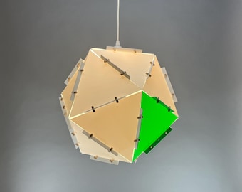 Lámpara colgante colorida. Diseño escandinavo. Hermosa luz ambiental colorida. Pantalla moderna para lámpara colgante. Iluminación ecológica.