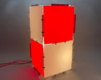 Columna de luz geométrica de color, convertible en lámpara de mesa o lámpara colgante. Elegancia minimalista del diseño japonés.