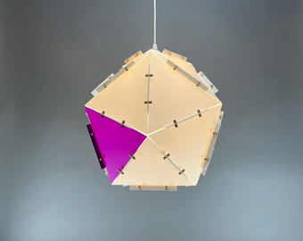 Lámpara colgante colorida. Diseño escandinavo. Hermosa luz ambiental colorida. Pantalla moderna para lámpara colgante. Iluminación ecológica.