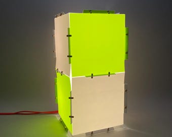 Columna de luz geométrica de color, convertible en lámpara de mesa o lámpara colgante. Elegancia minimalista del diseño japonés.