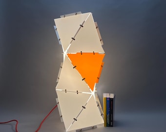 Columna de luz de color. Elegancia minimalista del diseño japonés. Iluminación versátil y ecológica: lámpara de mesa o lámpara colgante.