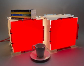 Par de cubos de luz de colores de diseño ecológico que combinan diseño minimalista y durabilidad. Se pueden usar como lámpara de mesa o colgante.