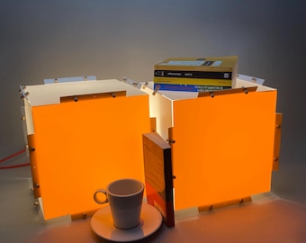 Par de cubos de luz de colores de diseño ecológico que combinan diseño minimalista y durabilidad. Se pueden usar como lámpara de mesa o colgante.