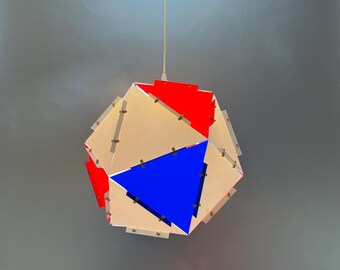 Lámpara colgante esférica azul, blanca y roja. Ambiente festivo y decorativo. Iluminación ecológica y modular.