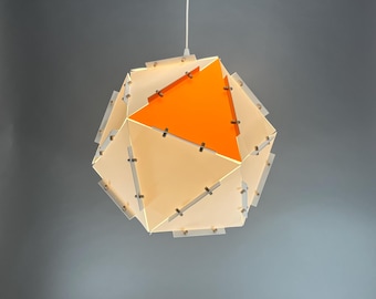 Lámpara colgante colorida. Diseño escandinavo. Hermosa luz ambiental colorida. Pantalla moderna para lámpara colgante. Iluminación ecológica.